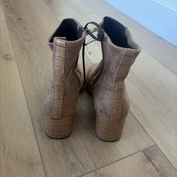 Donald Pliner Women's Giddie Heeled Ankle Booties Size 10 Brown Suede - Picture 4 of 10